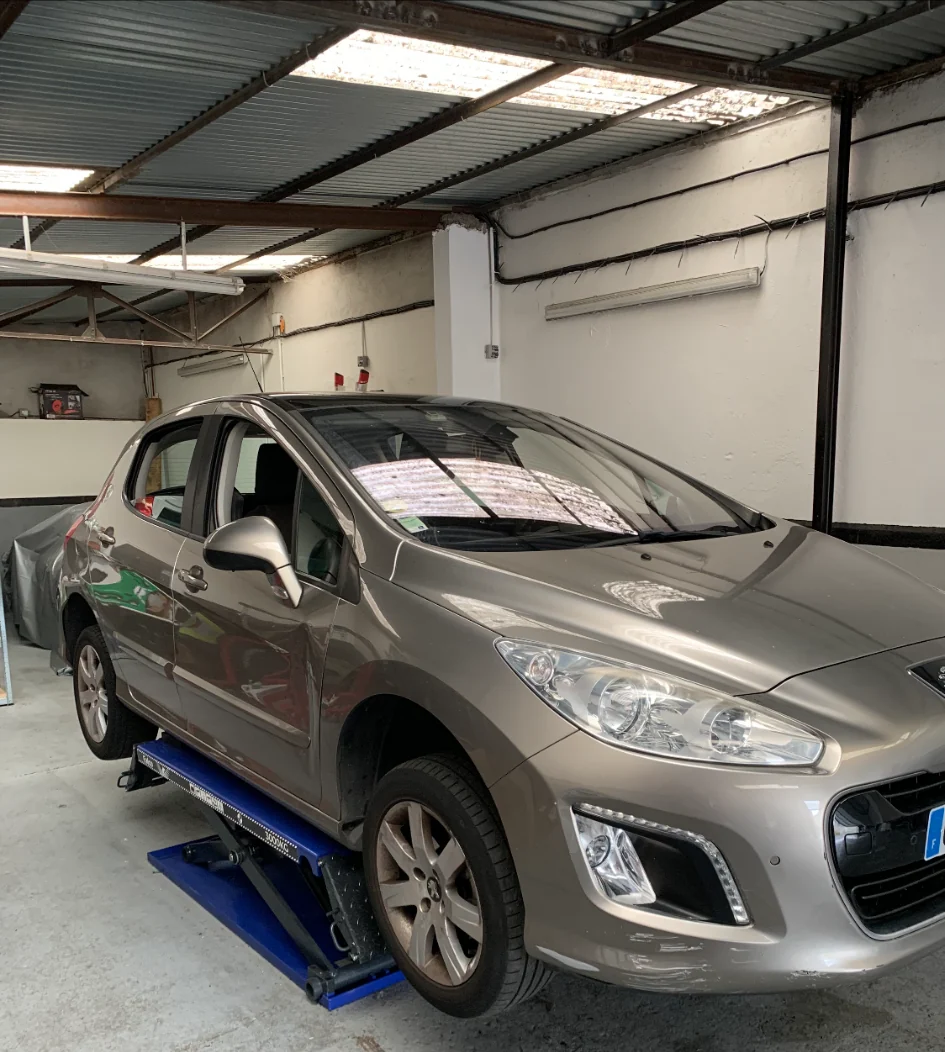 Voiture en réparation dans l'atelier Sam Auto Driver
