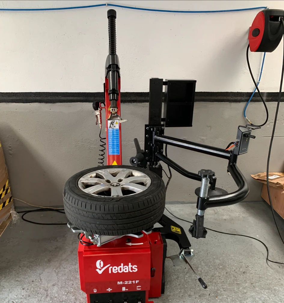 Machine de montage pneumatique dans l'atelier Sam Auto Driver